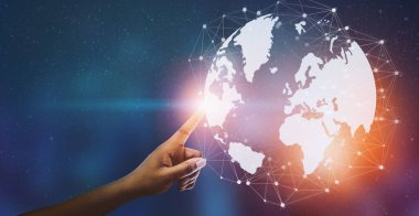Global Ağ ve Bağlantı. Çokgen kabloyla el ele tutuşan üç boyutlu dünya küresi