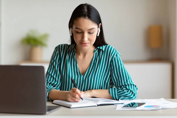 Empresária no laptop Tomando notas Fazendo agendamento Sentado no escritório — Fotografia de Stock