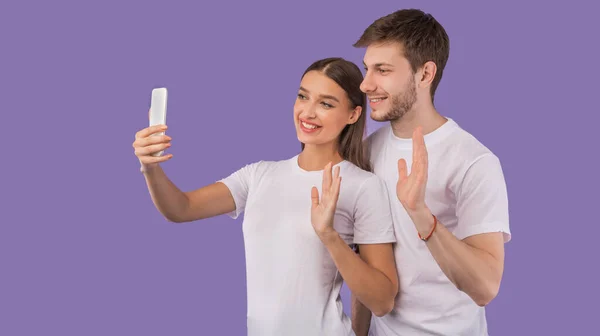 Glückliches Paar benutzt Handy im Studio — Stockfoto