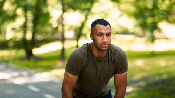 Millennial černoch na běžecké dráze v parku, odpočívá po svém ranním cvičení — Stock fotografie