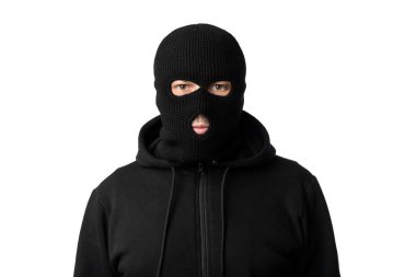 Beyaz stüdyo duvarında izole edilmiş maskeli hırsızın portresi.