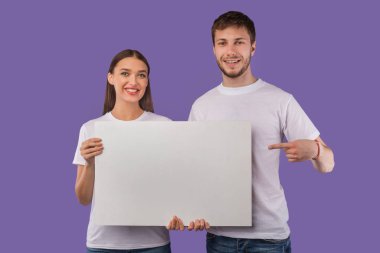 Gülümseyen eşler boş kartı işaret ediyor