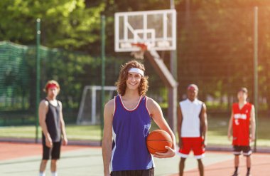 Çekici milenyum oyuncusu ve çok uluslu takımı açık hava basketbol sahasında oynamaya hazır.