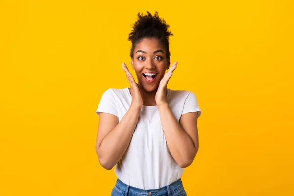 Gelukkig afro vrouw schreeuwen en houden wangen — Stockfoto