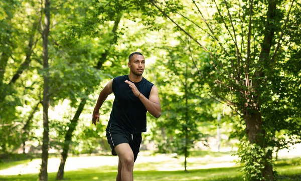 夏の公園でのレースのための動機付けアフリカ系アメリカ人のスプリンターのトレーニング、コピースペース — ストック写真