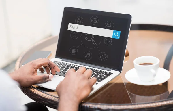 Empresario irreconocible navegando por Internet en el ordenador portátil trabajando en Café al aire libre — Foto de Stock