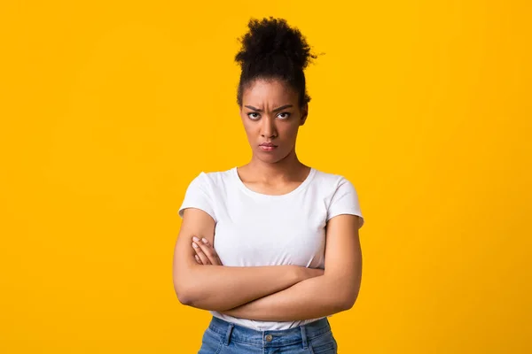 Retrato de mulher negra ofendida com braços dobrados — Fotografia de Stock