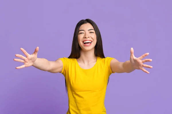 Cuánto tiempo sin verte. Sorprendida mujer mayor feliz tirando de las manos hacia la cámara para saludar a un amigo y dar un cálido abrazo — Foto de Stock