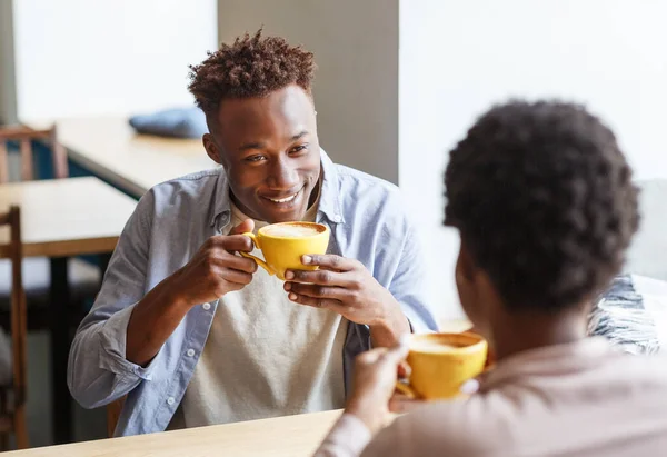 ハンサムな黒男イチャイチャととともに彼のガールフレンドでコーヒーを飲みながら — ストック写真