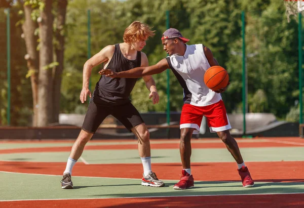 Επαγγελματίες παίκτες μπάσκετ σε υπαίθριο γήπεδο κατά τη διάρκεια φιλικό παιχνίδι — Φωτογραφία Αρχείου