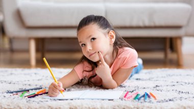 Küçük Kız Kalem Tutarken Düşünüyor Evde Uzanıyor, Panorama