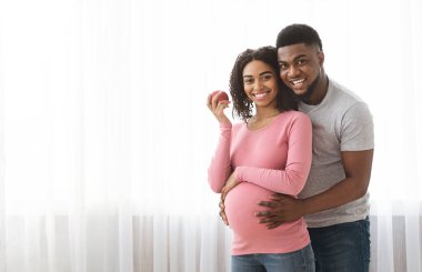 Mutlu bir çift, pencerenin yanında poz veriyor.