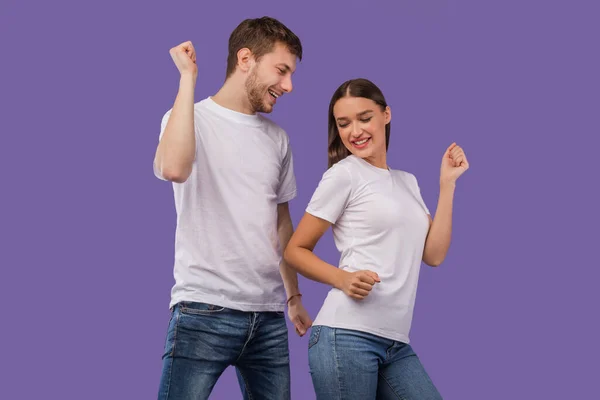 Felici partner che ballano su sfondo viola pastello — Foto Stock