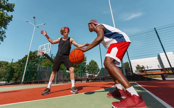 Δύο νέοι μπασκετμπολίστες σε δράση στο υπαίθριο αθλητικό δικαστήριο — Φωτογραφία Αρχείου