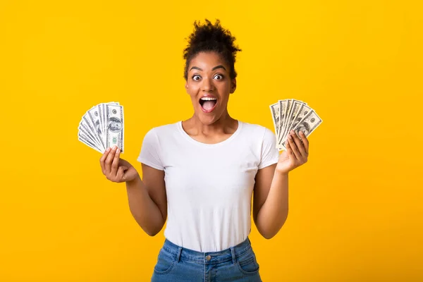 Ευτυχισμένο μαύρο κορίτσι κρατώντας χρήματα σε λευκό φόντο — Φωτογραφία Αρχείου
