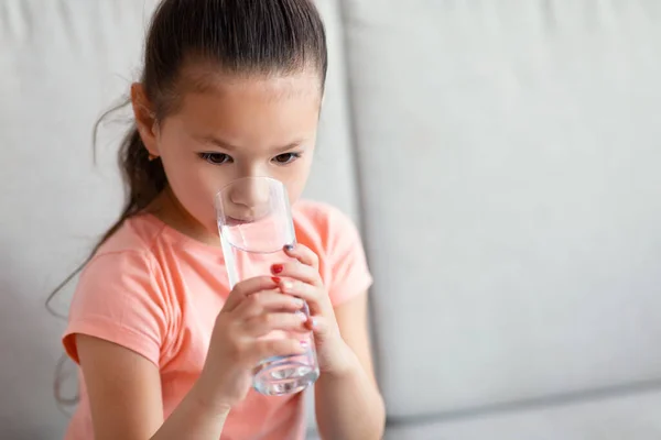 Anak Gadis Jepang Minum Air Duduk di Sofa Di Rumah — Stok Foto
