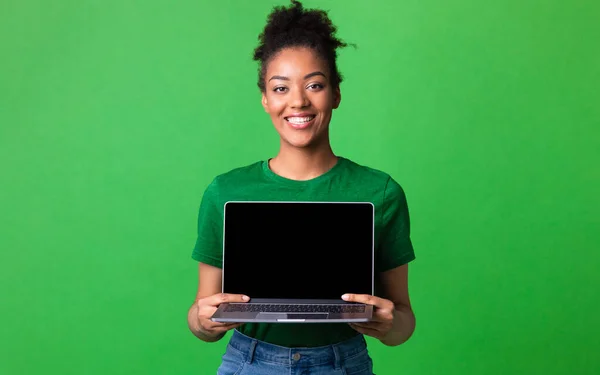 Dziewczyna pokazuje czarny pusty ekran komputera osobistego — Zdjęcie stockowe