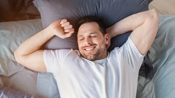 Mann wacht zu Hause im Bett auf, über-Blick, Panorama — Stockfoto