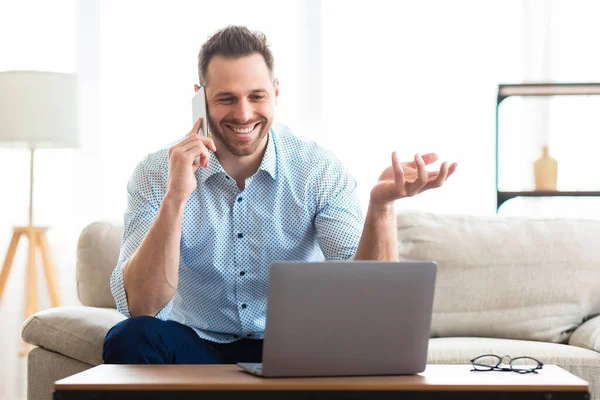 Retrato de un joven feliz llamando a su amigo — Foto de Stock