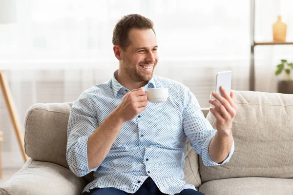 Hombre feliz usando el teléfono inteligente para videollamada — Foto de Stock