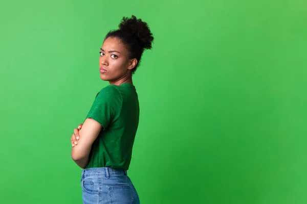 Portrait de femme noire offensée avec les bras croisés — Photo