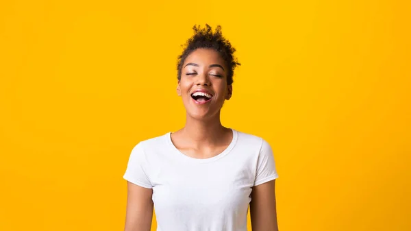 笑いアフロ女のクローズアップポートレート — ストック写真