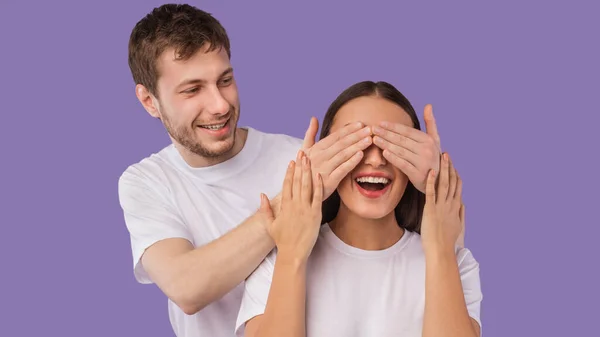 Guy bedekt zijn vrouwen ogen van achteren — Stockfoto