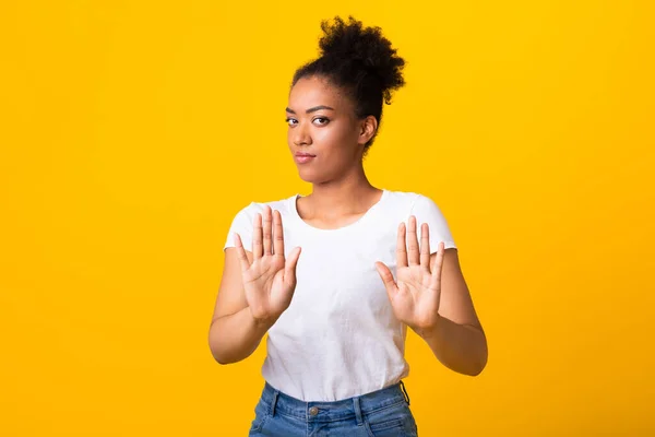 Serieus zwart meisje tonen stop teken met twee handen — Stockfoto