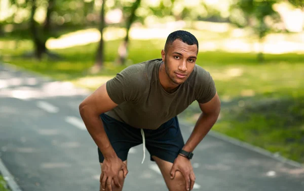 Schwarzer Marathonläufer macht Trainingspause im Sommerpark — Stockfoto