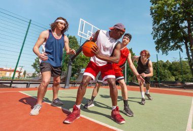 Erkek basketbol takımı açık hava sahasında şampiyonluk antrenmanı yapıyor.