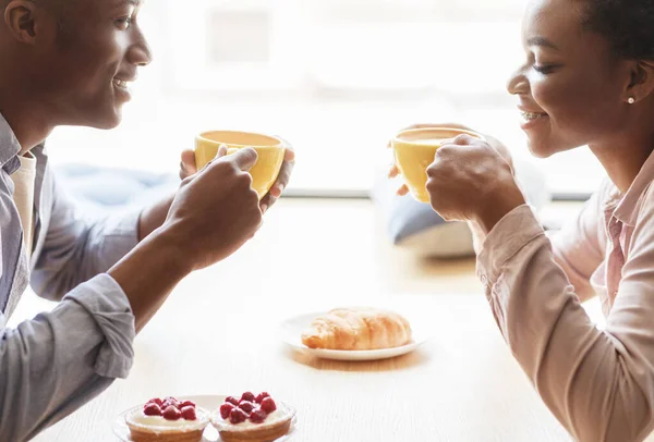 Kochający czarny para spotkanie na randkę w kawiarnia — Zdjęcie stockowe