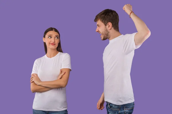 Anak muda berdebat dengan pacarnya yang mengabaikannya — Stok Foto