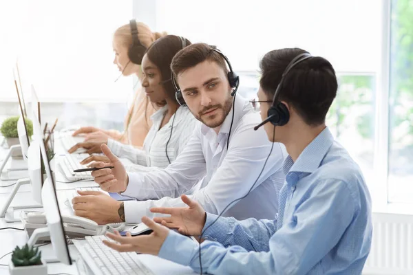 Equipe do departamento de suporte ao cliente no trabalho no escritório do call center — Fotografia de Stock