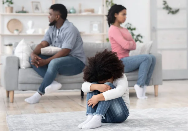 Conflictos familiares. Pequeño niño infeliz sentado solo en el suelo después de que los padres discuten — Foto de Stock