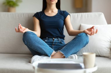 Lotus 'ta Meditasyon Yapan Kadın Salonda Koltukta Oturuyor, Kesilmiş