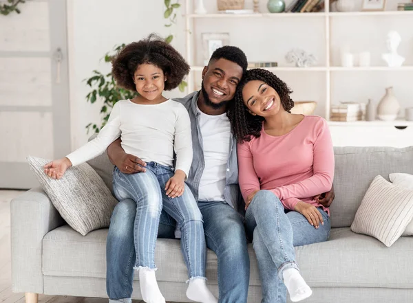 Conceito de Seguro Familiar. Retrato de pai negro feliz, mãe e filha pequena — Fotografia de Stock