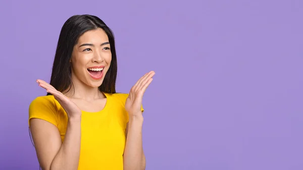 Gran oferta. retrato de felizmente sorprendida asiática chica levantando manos con emoción — Foto de Stock