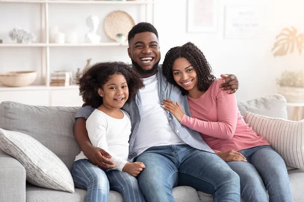Retrato de estilo de vida familiar de mamá, papá e hija negros felices en casa — Foto de Stock