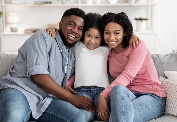 Familia afroamericana feliz posando para el retrato en casa, abrazando y sonriendo — Foto de Stock