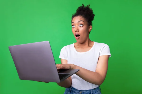 Opgewonden zwart meisje gevoel geschokt vasthouden laptop — Stockfoto