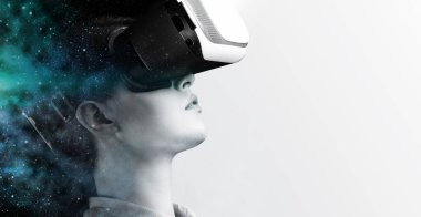 VR gözlük takan genç bir kadınla kolaj, ışık arkaplanındaki sanal gerçeklikte emilmiş, boşluğu kopyala