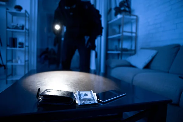 Hırsız, bir şey çalmak için elinde meşaleyle bir daireye giriyor. — Stok fotoğraf