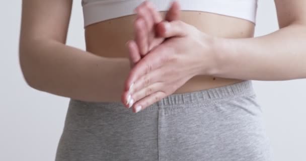 Oigenkännlig kvinna applicera lotion på hand hud — Stockvideo