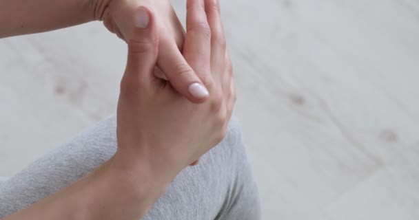 Kvinna gnugga återfuktande kräm till händer hud — Stockvideo