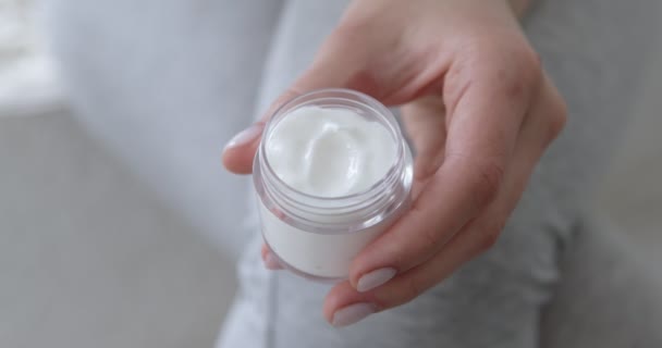 Close up de mulher tomando creme rico de garrafa — Vídeo de Stock