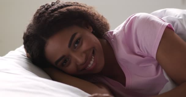 Retrato de chica afroamericana atractiva descansando en la cama — Vídeos de Stock