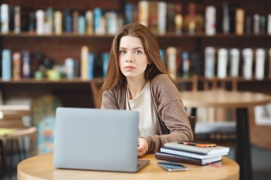 Düşünceli kadın profesyonel yazar bir şeyler hayal ediyor.