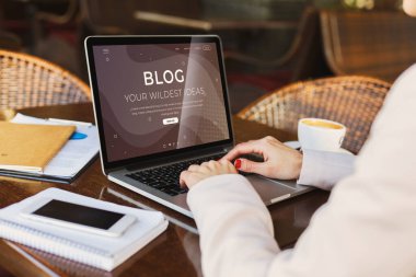 Blog konsepti. Genç nüfuzlu kişilerle kolaj. Şehir kafesindeki yeni yerinde çalışıyor.