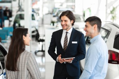 Satış elemanı Oto Showroom 'da Çift Araba Teklif Ediyor