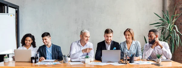 Glada medarbetare som arbetar tillsammans diskuterar projekt sittande i Office, Panorama — Stockfoto